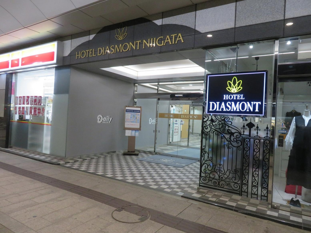 ホテル入り口。すぐお隣がコンビニなのが便利。