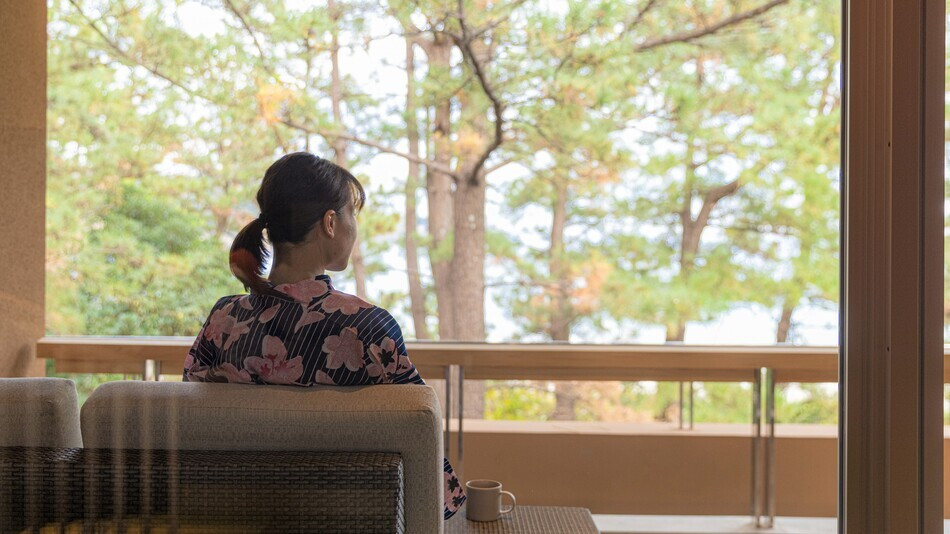 伊勢エビ・アワビ・金目鯛が輝く！弓ヶ浜の波音がBGM3976624