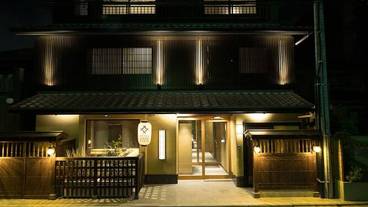 施設の正面 (日没後) / 1