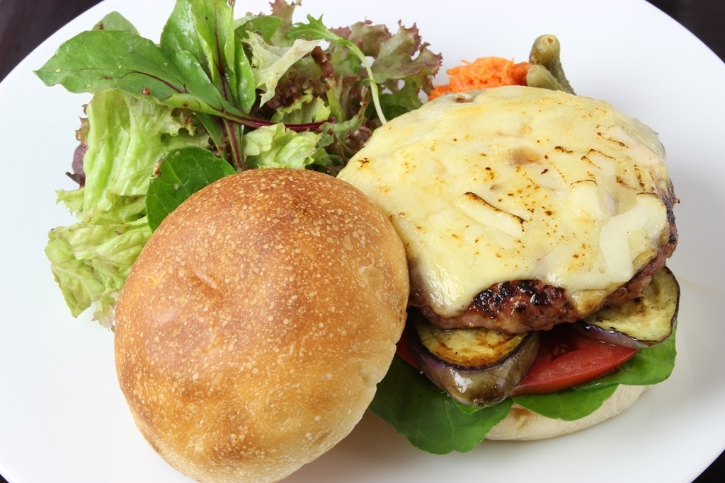 「ティアラス」料理 950679 当店オリジナル！ラムバーガー