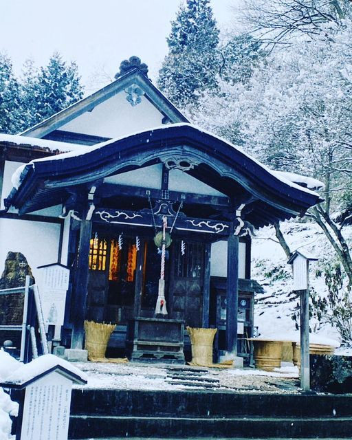 敷地内に佇む「薬王寺」。旅館と縁が深く、無病息災の寺として湯治客に親しまれてきたのだそう。年の始まりには身を清める"水行"が行われ、厳かな雰囲気に / 2