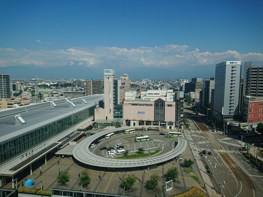 富山駅南口が見えます