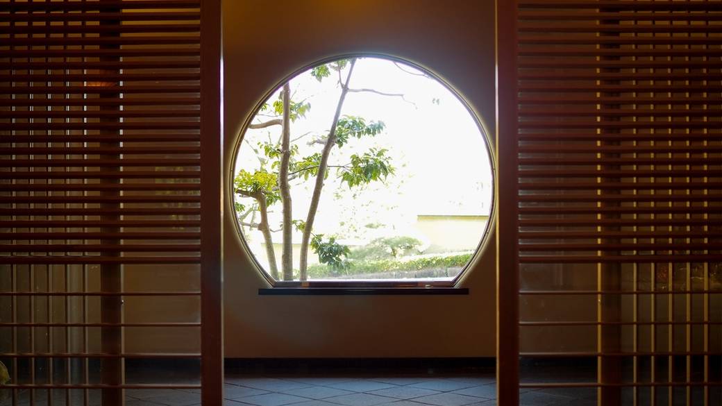 庭園ビューの館内で
優雅にチェックイン / 1