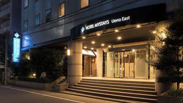 施設の正面 (日没後) / 3