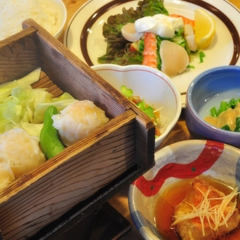 材料を荷上げしてから始まる手作りのお食事4063910