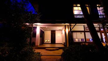 施設の正面 (日没後) / 4