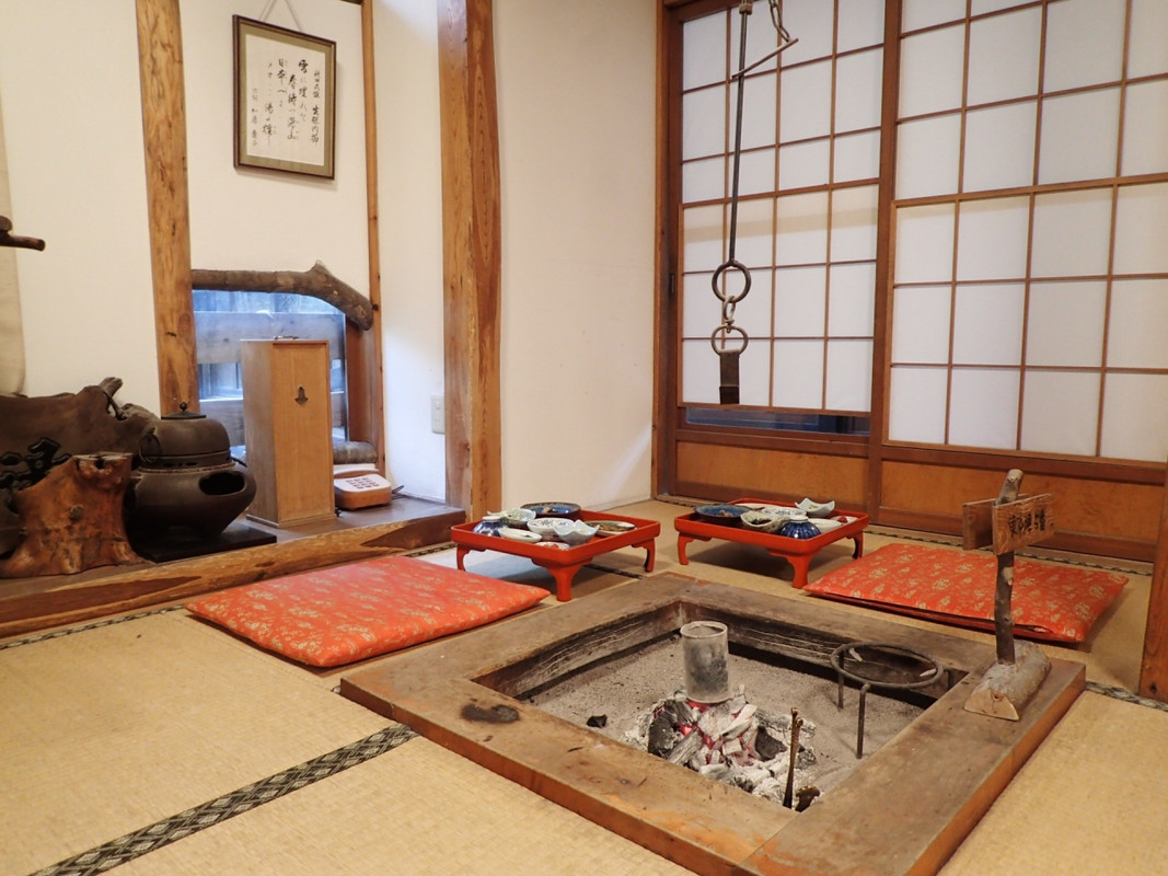 朝食会場(1号館)の囲炉裏