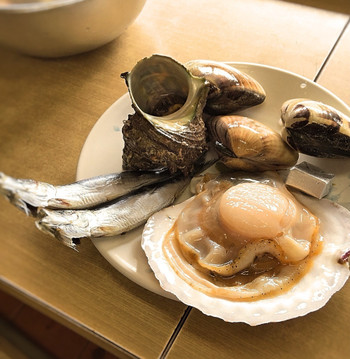 「焼蛤 浜茶屋 向島」料理 926082 2016 本蛤300g　ホタテ　サザエ　イワシ丸干し