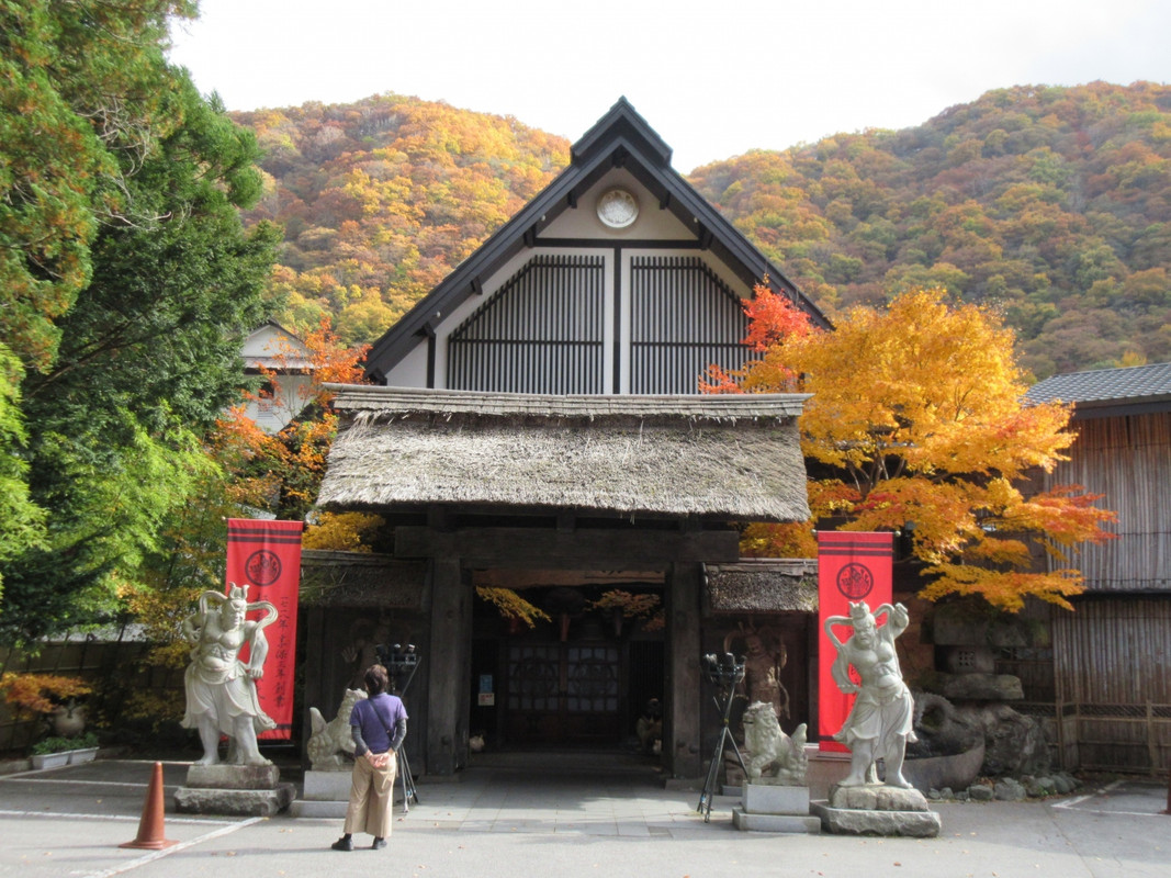 玄関には、天狗、石像など色々並んでいます