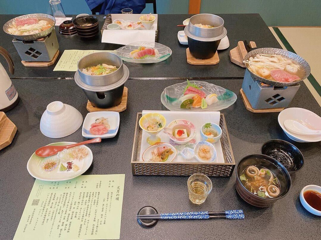選び抜かれた新鮮魚介類や芳醇な香りと味をもつ山の幸がたっぷり / 1