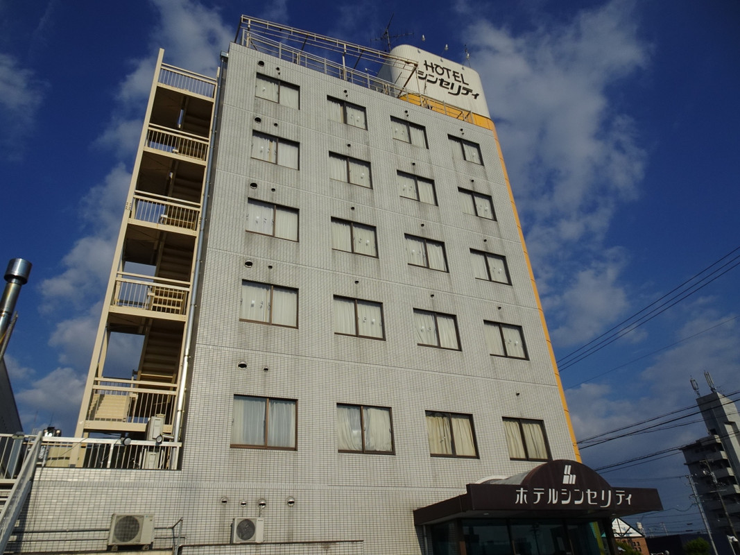 ホテル外観。黄色のラインが特徴