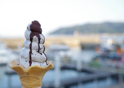 海を見ながら食べると幸せになるアイス
