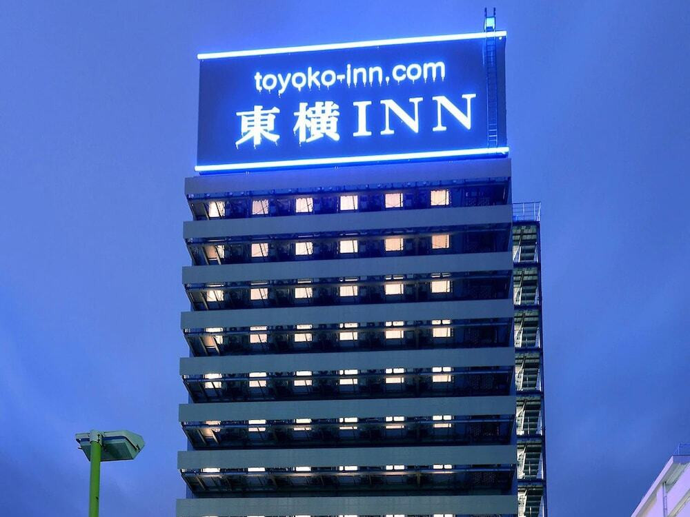 施設の正面 (日没後)