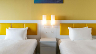 スタンダード ルーム シングルベッド 3 台 マウンテンビュー (Mediterranean Style)