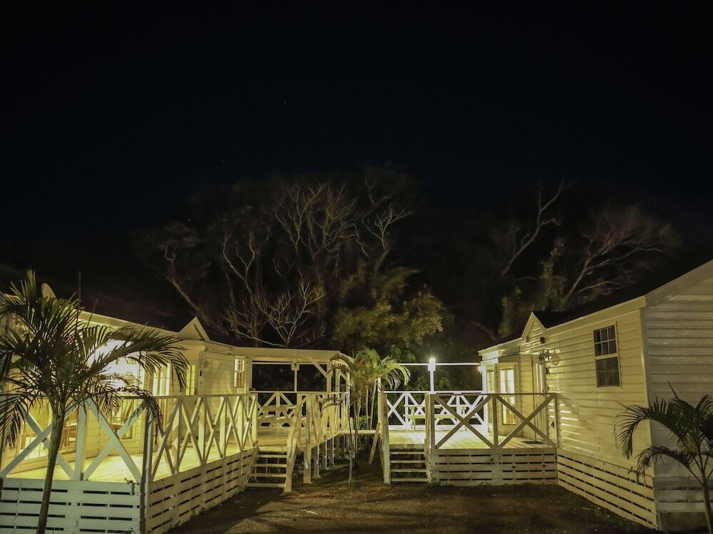 施設の正面 (日没後)