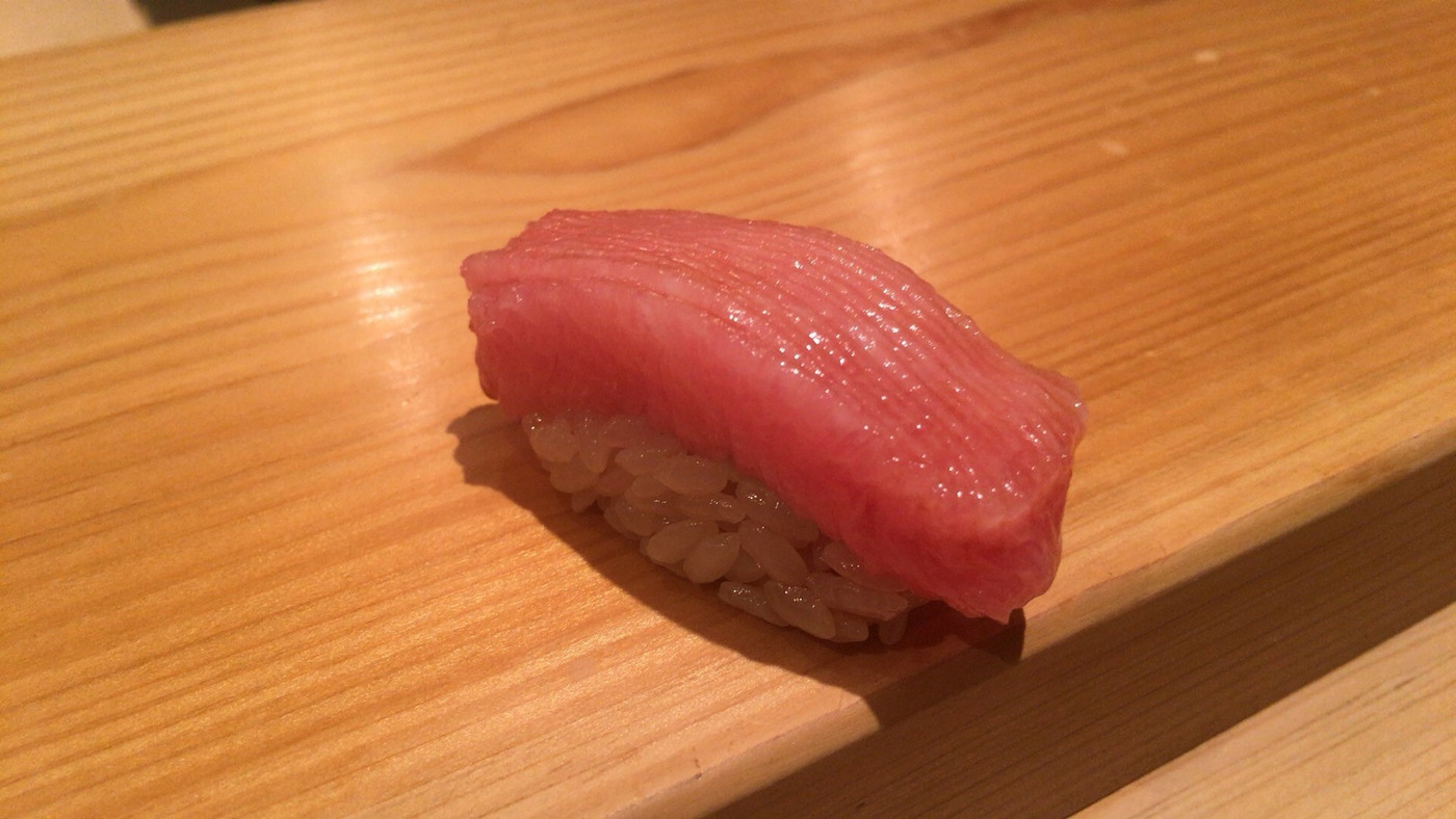 「江戸前鮓 すし通」料理 685997 50の隠し包丁を入れた大トロ