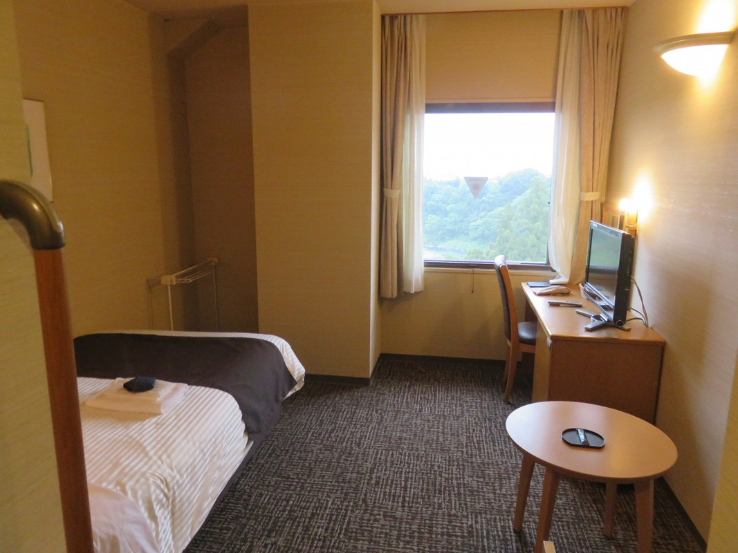 シングルは窓が狭い