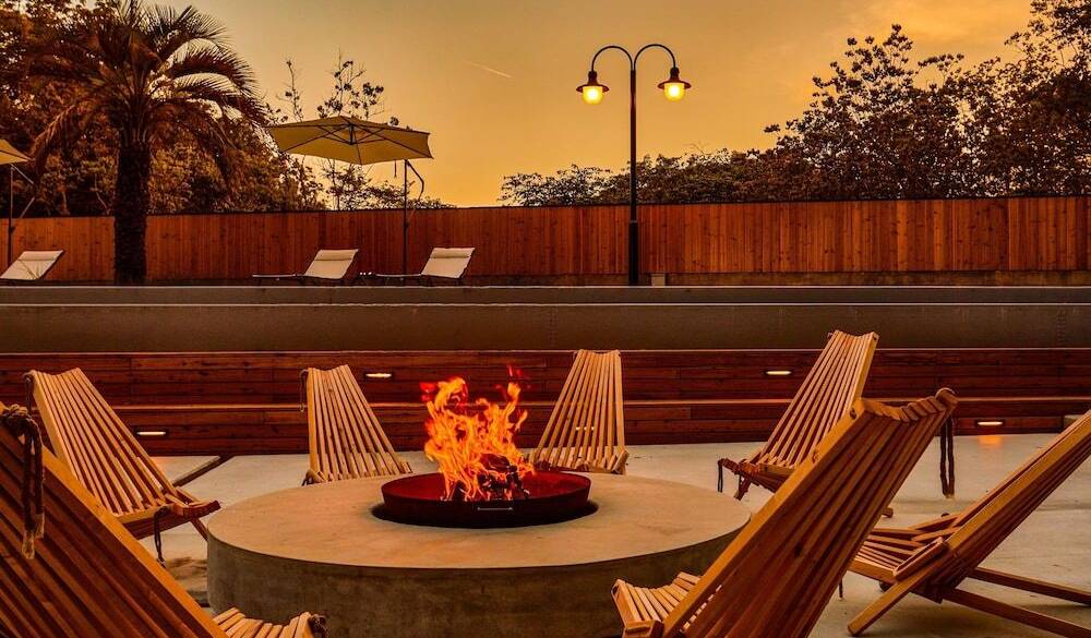 ファイヤーピットで薪割り体験も / 4