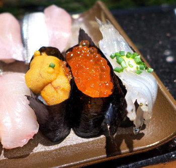 「寿し徳」料理 1088070 軍艦はウニ・いくら・白魚。一つひとつの握りは小ぶりだが、全体で見るとボリューム十分だ