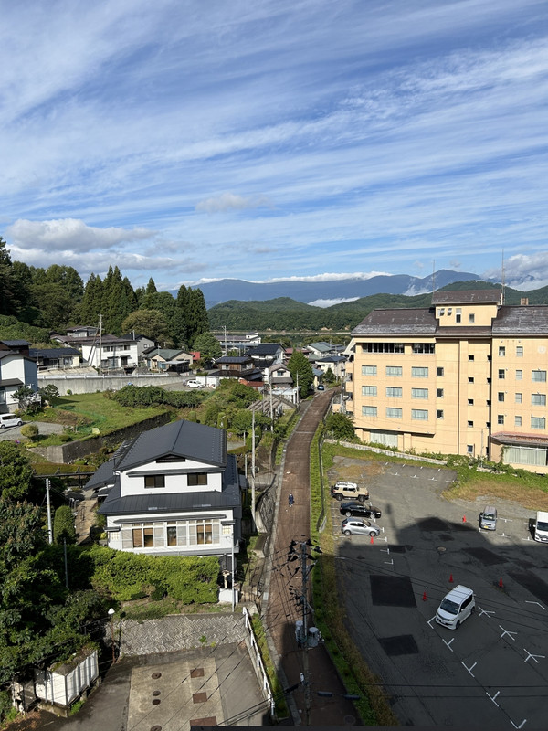 朝は朝霧と御所湖の橋がみえました