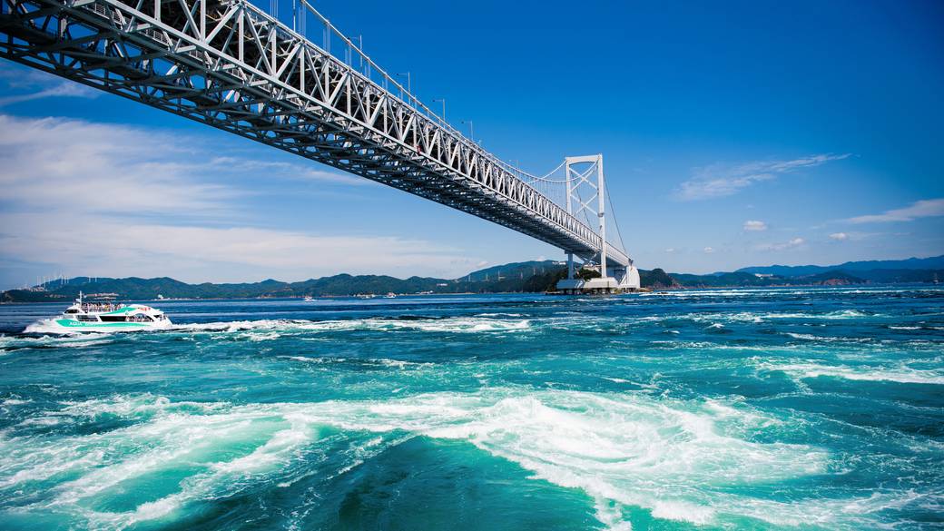 迫力ある鳴門のうず潮 / 2