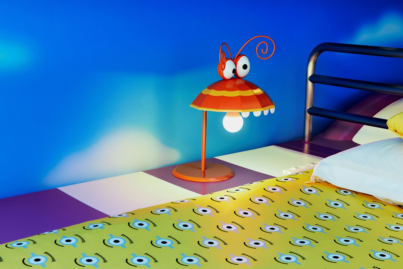 巨大ジェットコースターのベッドが新体験！「ミニオンルーム 3」3106737