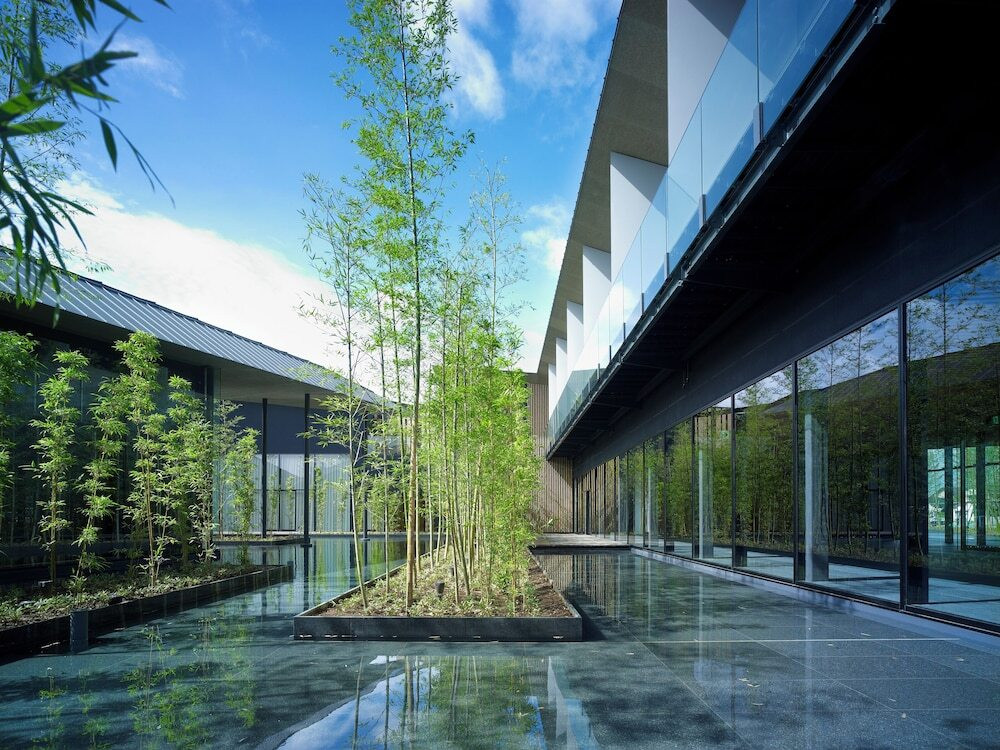 隈研吾氏によるデザイナーズホテルでアートなステイ4758095