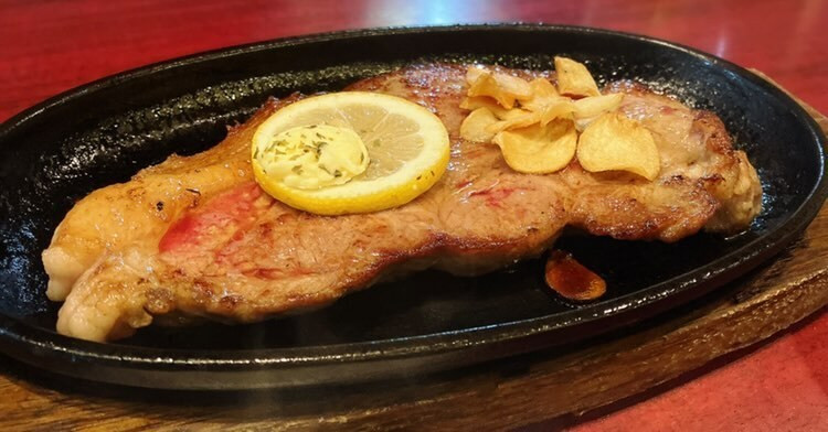 地元民ご用達の食堂「喫茶ゴードン」のステーキ。24時間営業をしており、地元民の台所のような存在 / 10