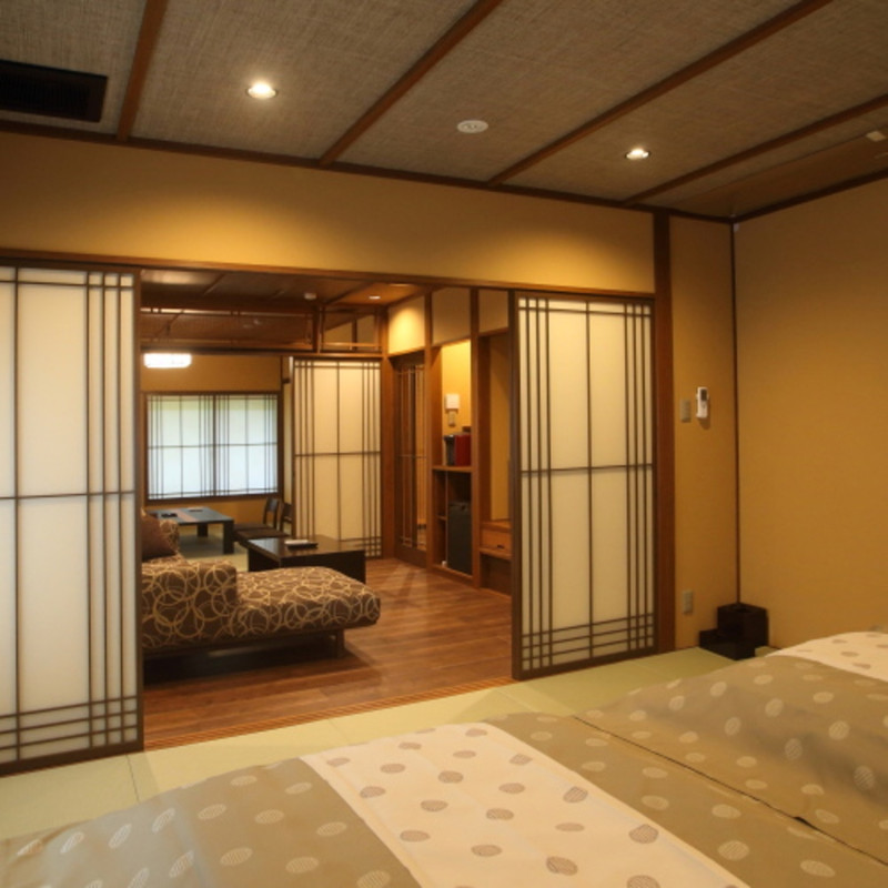 2階の半露天風呂付き客室 赤絵