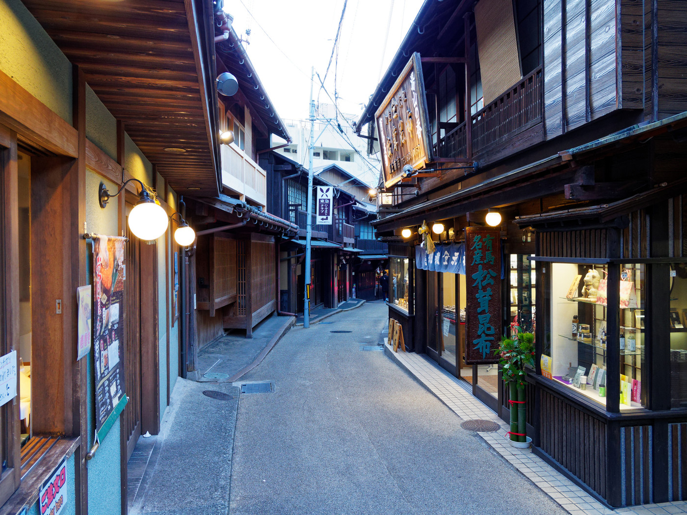有馬温泉の町並み（夕暮れの湯本坂）