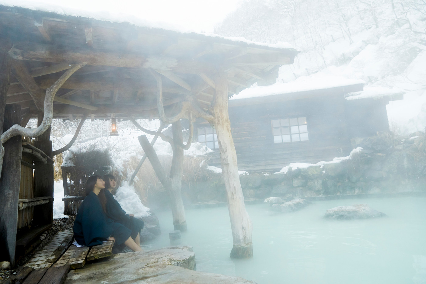女子旅　雪景色の温泉