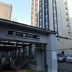 背景の右の建物がホテル