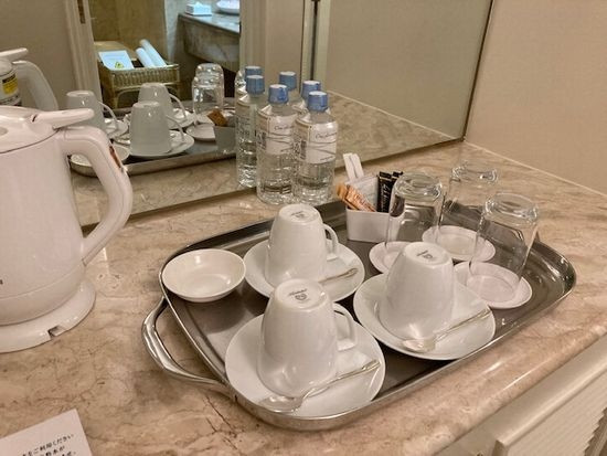 コーヒー、煎茶あり。ペットボトルのお水はもちろん無料。