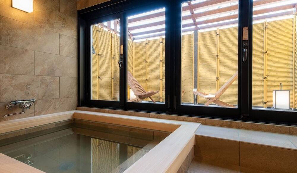 スイートルームの半露天風呂 / 3