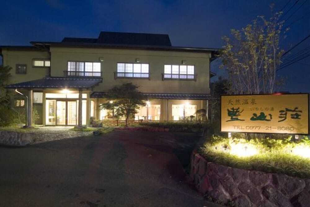 施設の正面 (日没後)