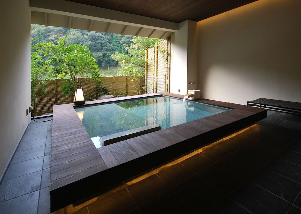 大自然の中、天然の河原露天風呂を楽しむ3964925