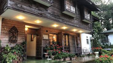 施設の正面 (日没後) / 8