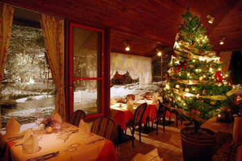 「オーベルジュ ド プリマヴェーラ」 内観 2554507 雪が積もった中庭を眺めながらのクリスマスディナーは本当にロマンチックです！