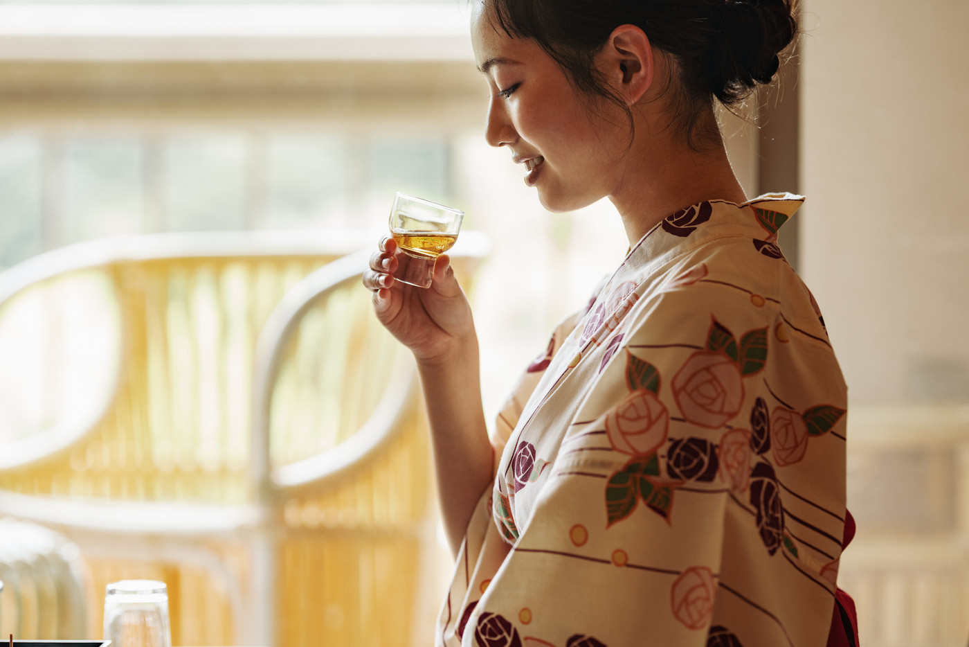 旅館でゆっくりお酒を飲む女性