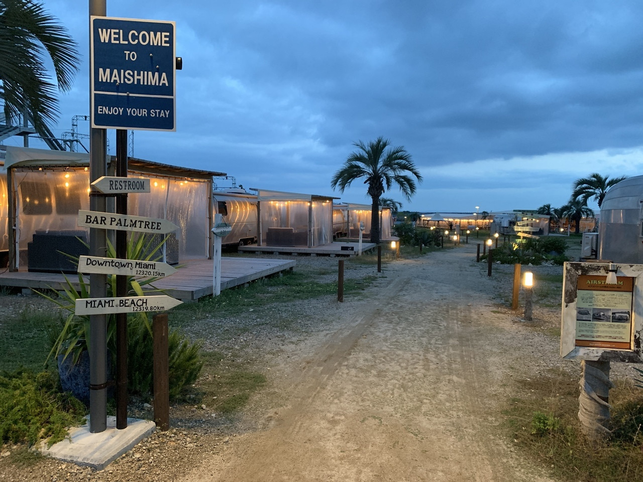 サンセットを楽しみながらグランピング施設でバーベキュー3929809