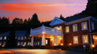 施設の正面 (日没後) / 2