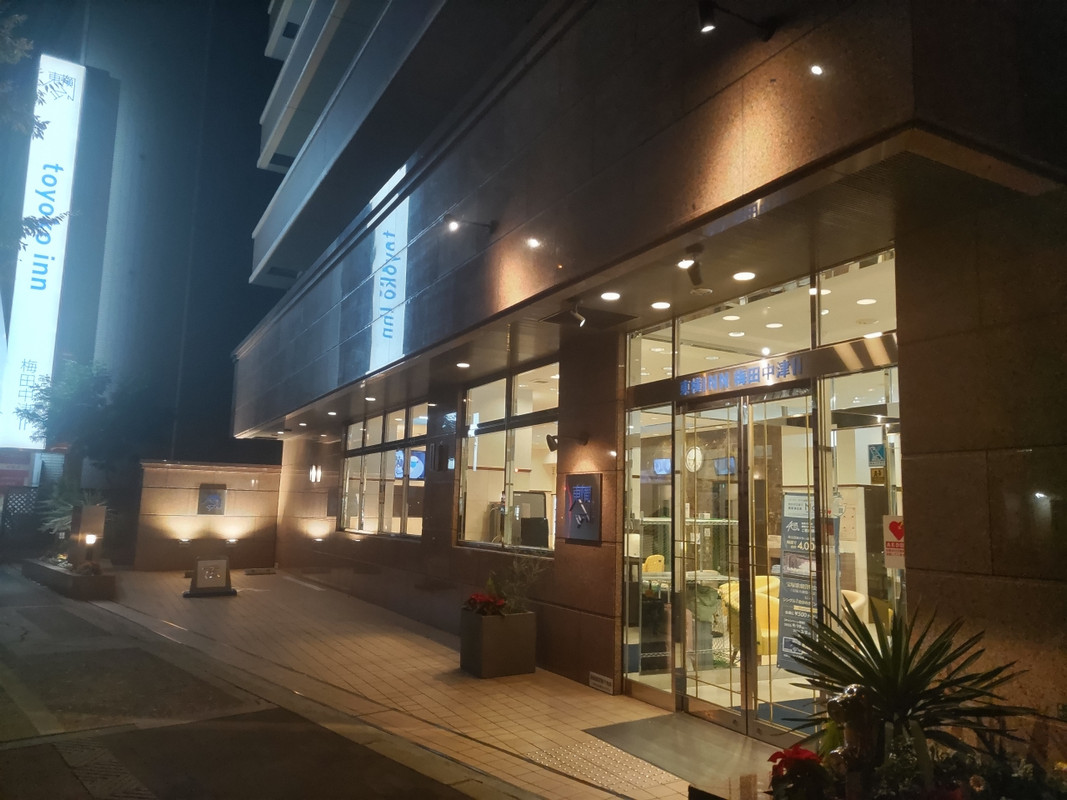 ホテルの正面玄関。シャトルバス乗り場は建物の裏側にある。