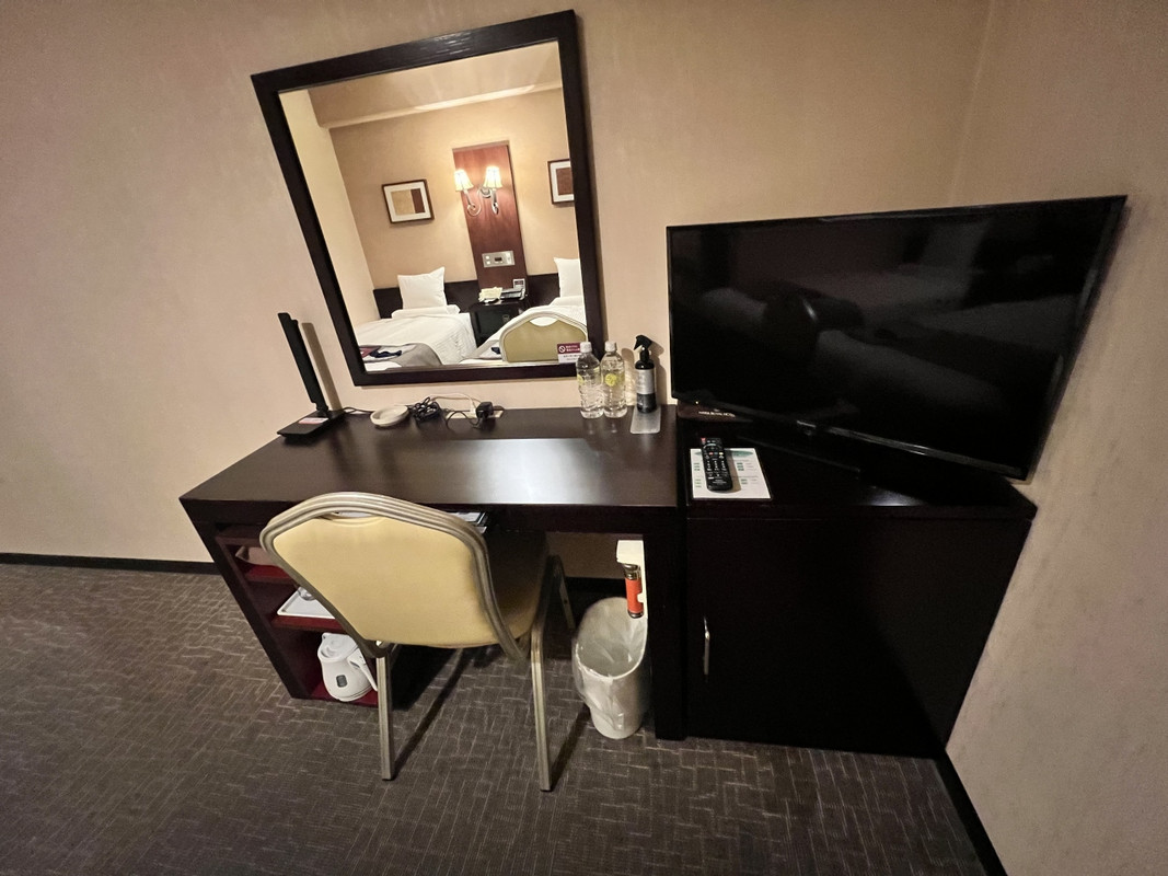 デスク回り、鏡デカ！