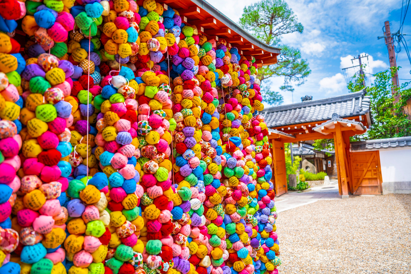 夏の日の八坂庚申堂(くくり猿) 京都府京都市