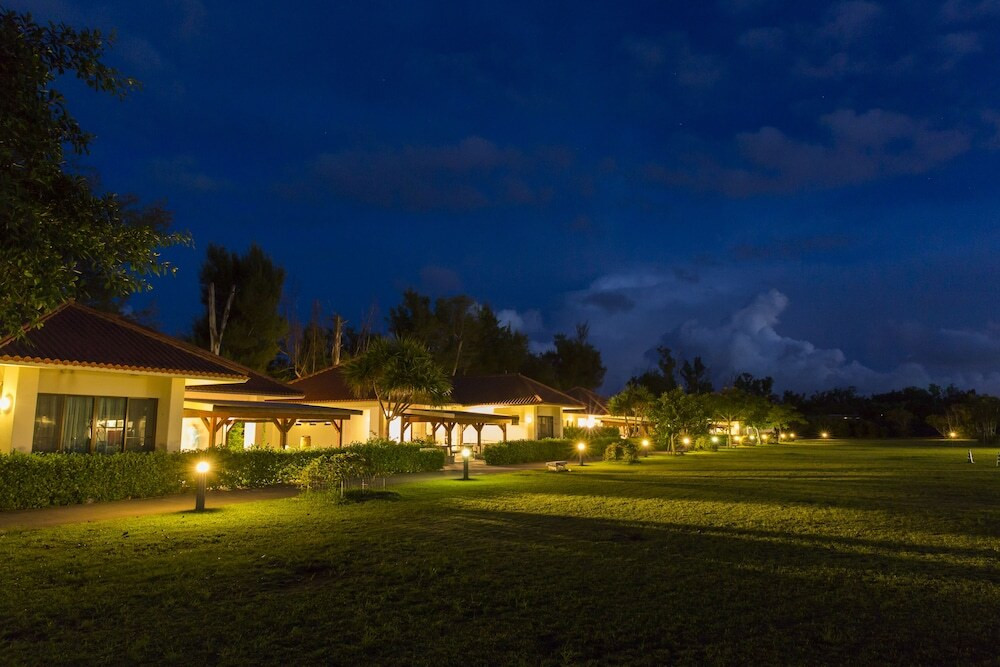 施設の正面 (日没後)