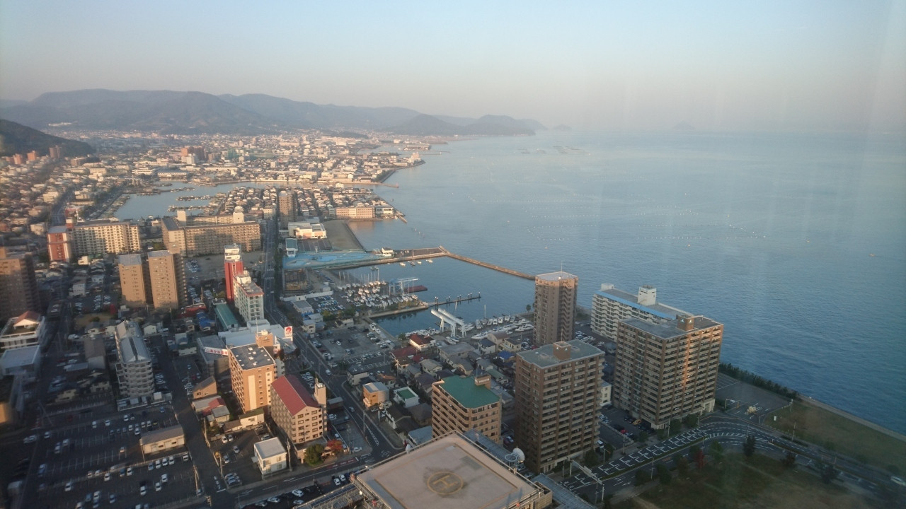 高松市内と瀬戸内海を一望できる「タワー棟展望台」へ2498674