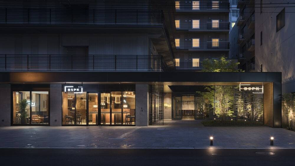 施設の正面 (日没後)