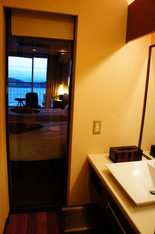 ブラインドを上げるとトイレから海が見える3階のお部屋