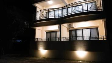 施設の正面 (日没後) / 1