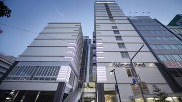 施設の正面 (日没後) / 1